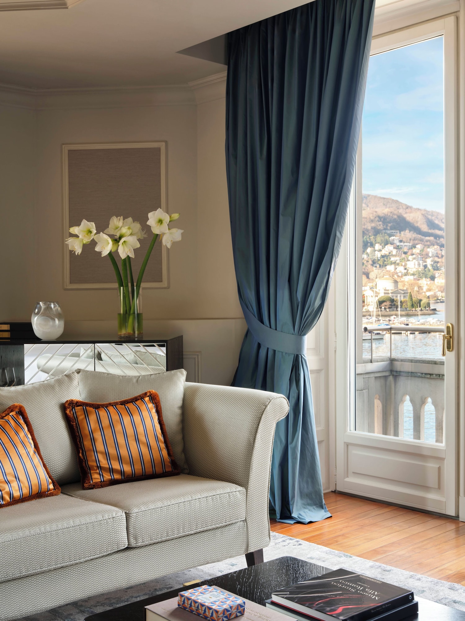 Palazzo Venezia小型套房， 1 张特大床， 湖景， 转角