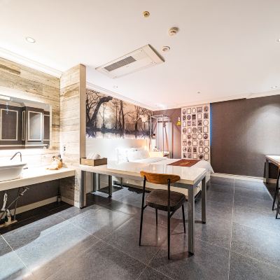 스탠다드 (킹사이즈 침대, 큰 창문과 산 전망, 랜덤) Gram Hotel 쿠폰