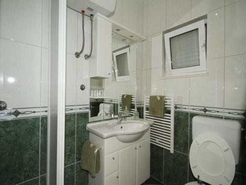 带露台和海景的两卧室公寓-私人入口