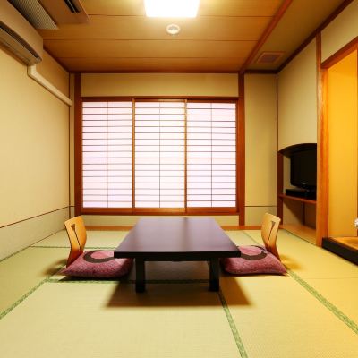 Japanese-Style Room (8 Tatami)