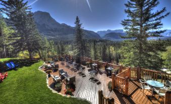 Overlander Mountain Lodge