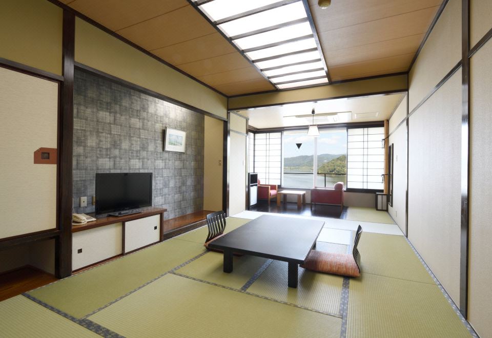 日式带浴室和湖景可吸烟房