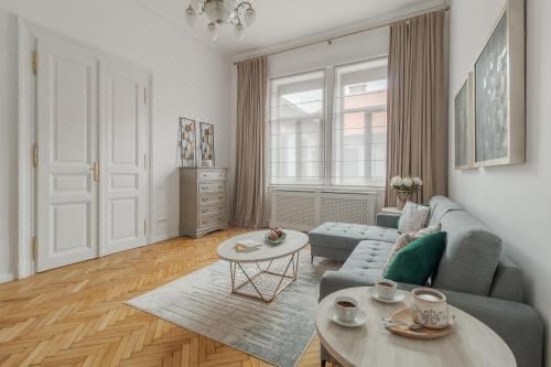 Unique Experience - Palat Istoric Oradea -Ultraelegant ?i spa?ios Two-Bedroom Apartment