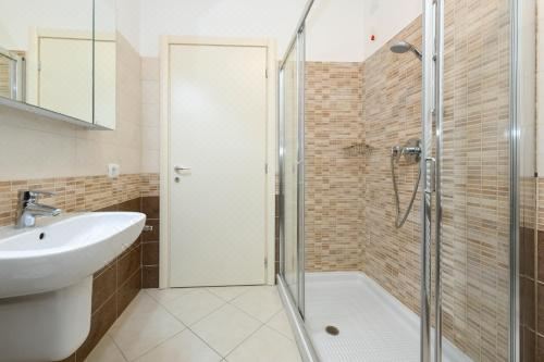 带一张大床的一卧室阁楼公寓