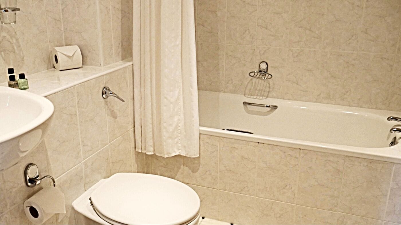 标准别墅， 4 间卧室， 壁炉， 花园景观