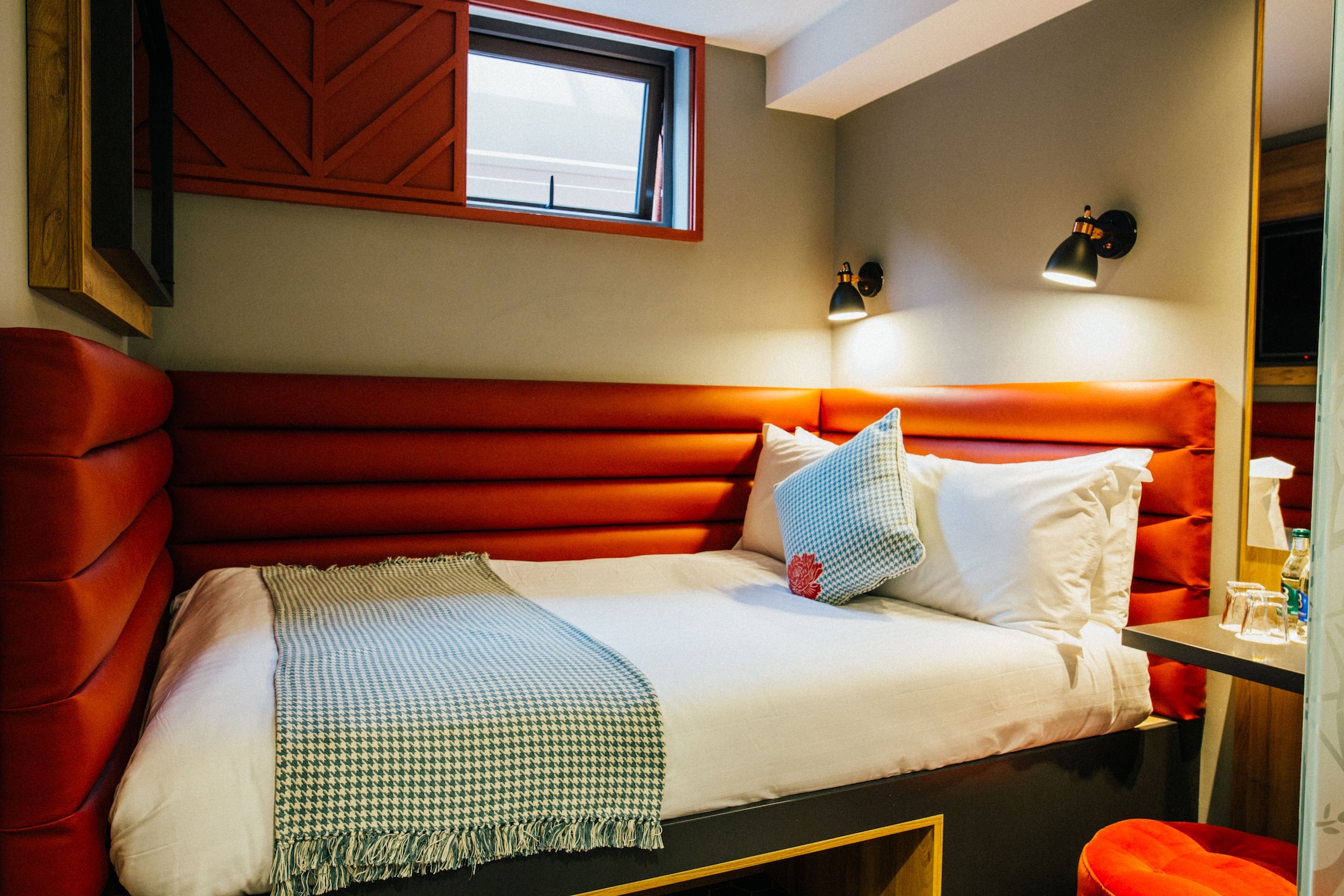 城市舱房，1张双人床