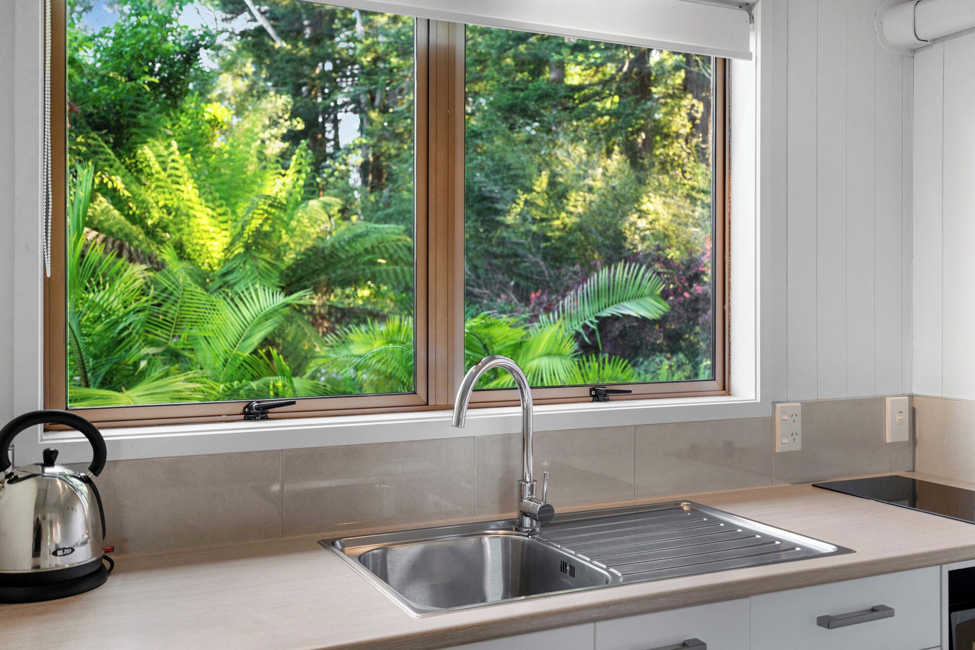 行政开间套房， 1 张特大床， 泳池景观