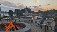Lakeside Beach Getaway with A Gorgeous Kitchen & Dining Room with Room for 10.