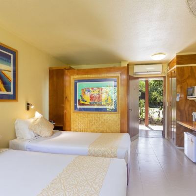 Family Three Bedrooms Connecting Suite with Beach Front