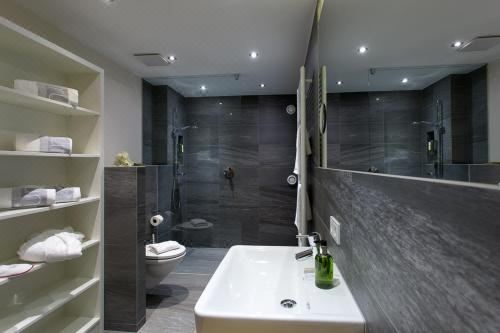 带阳台的小型套房