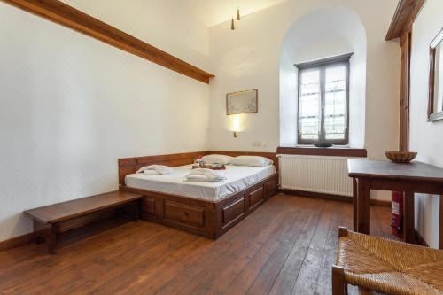 带山景的双人间