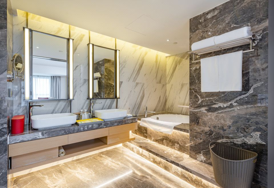 Holiday Inn Shanghai HuaxiaSuite - 1-Bedroom, City-View (Double Bed)