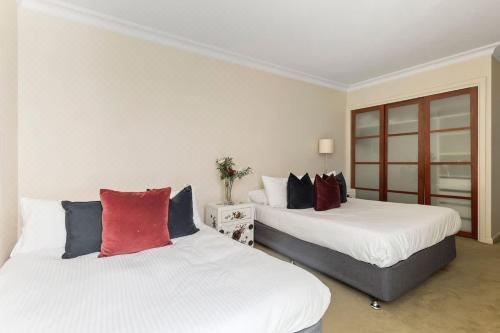 Stylish & Cozy 4BR Retreat with FREE Parking Apartment