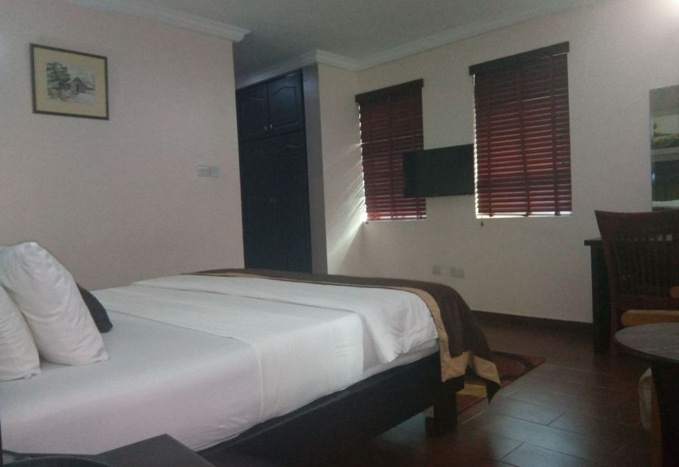 皇家双人房， 1 张大床， 无烟房， 泳池景观