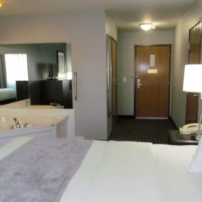 Accessible Deluxe King Room Non Smoking Oak Hill Inn & Suites Promo Code