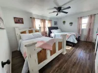 Rustic retreat-near the Canyon