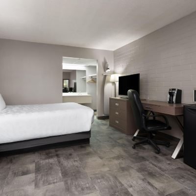 Queen Room-Non-Smoking Stanford Inn & Suites Promo Code