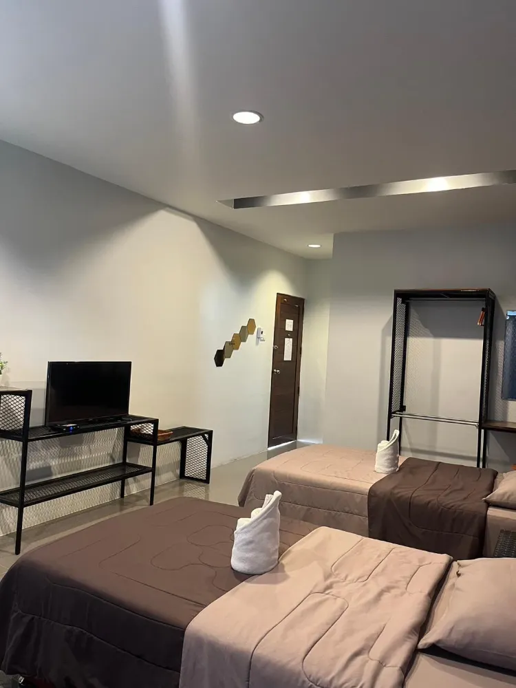 ห้องริมสระว่ายน้ำพร้อมเตียงใหญ่ 2 เตียง