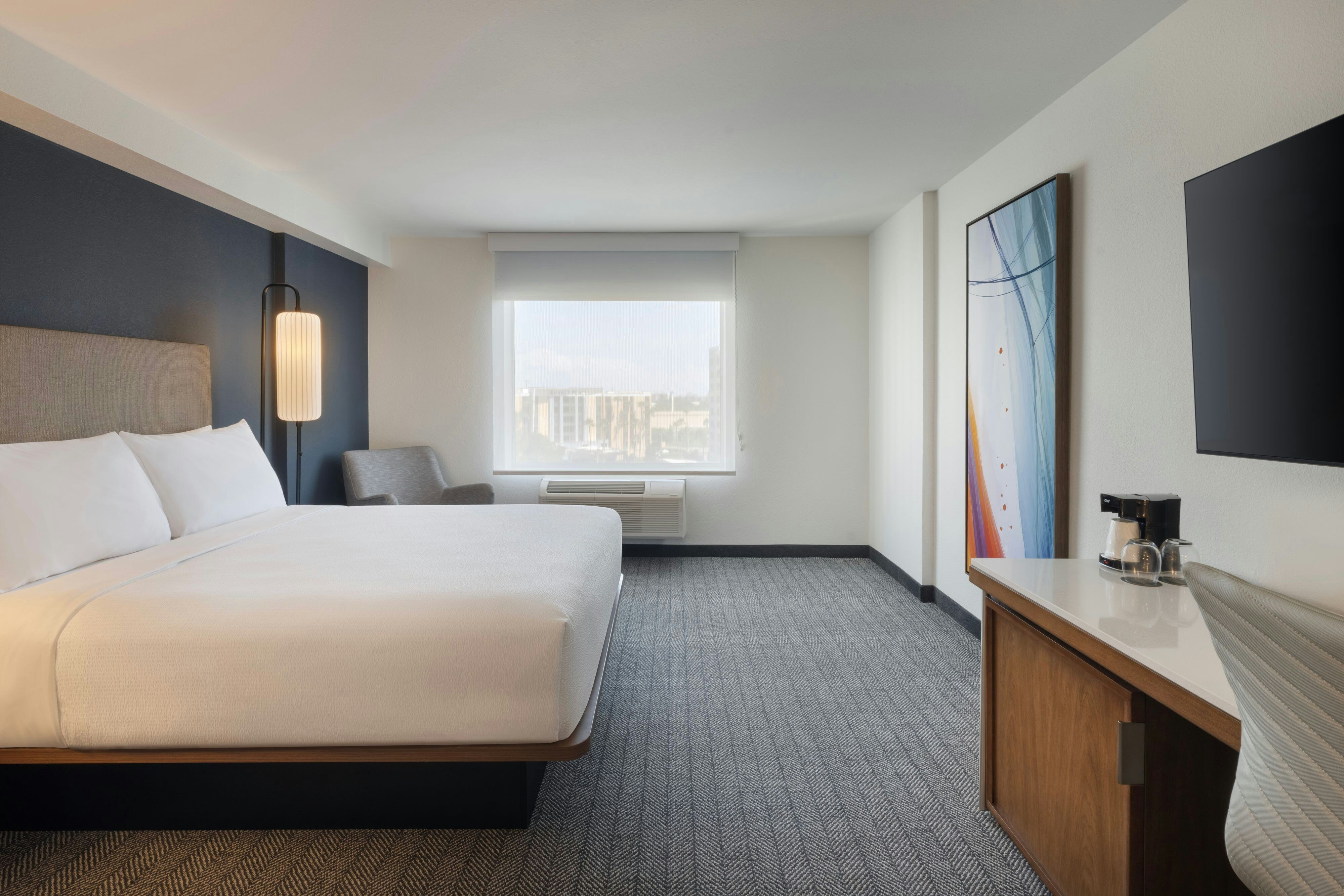 市景小型特大床套房 - 带梳化床