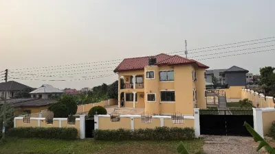 Entire First Floor With 3 En-suite Bedrooms Hotels in 