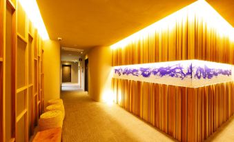 Neon Hotel - Housity