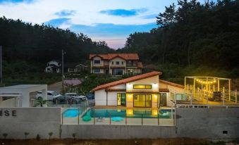 Taean Y and J House Pool Villa