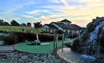 Emerald Dolphin Inn & Mini Golf