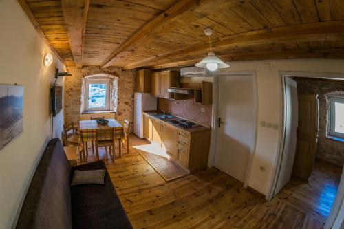 带阳台和海景的两卧室公寓