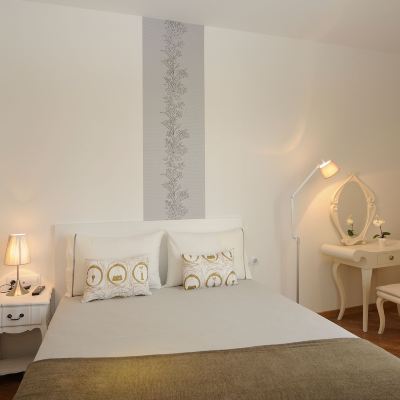 Superior One-Bedroom Apartment with Balcony Apart-Suites Hostemplo Promo Code