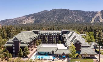 a large hotel with a pool and mountains in the background is shown from an aerial view at Hilton Vacation Club Lake Tahoe Resort South