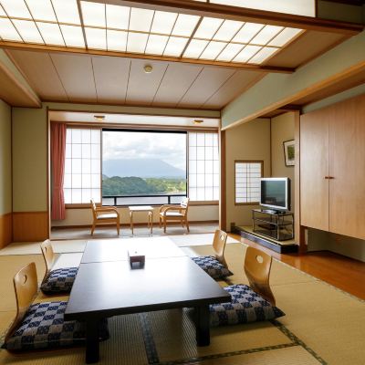Japanese-Style Room With 10 Or 12 Tatami Mats (*Dedicated Dining Area) [Japanese Room] [Non-Smoking] [Lake View] [Mountain View] ホテル紫苑 クーポン