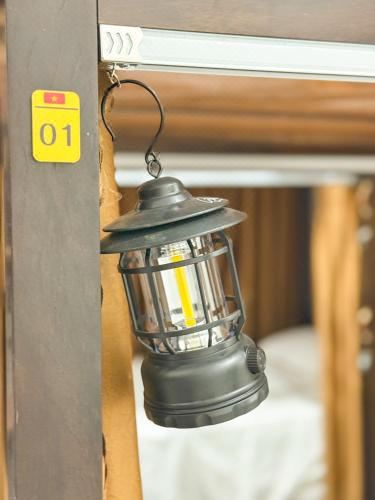 女生宿舍房中的单人床位