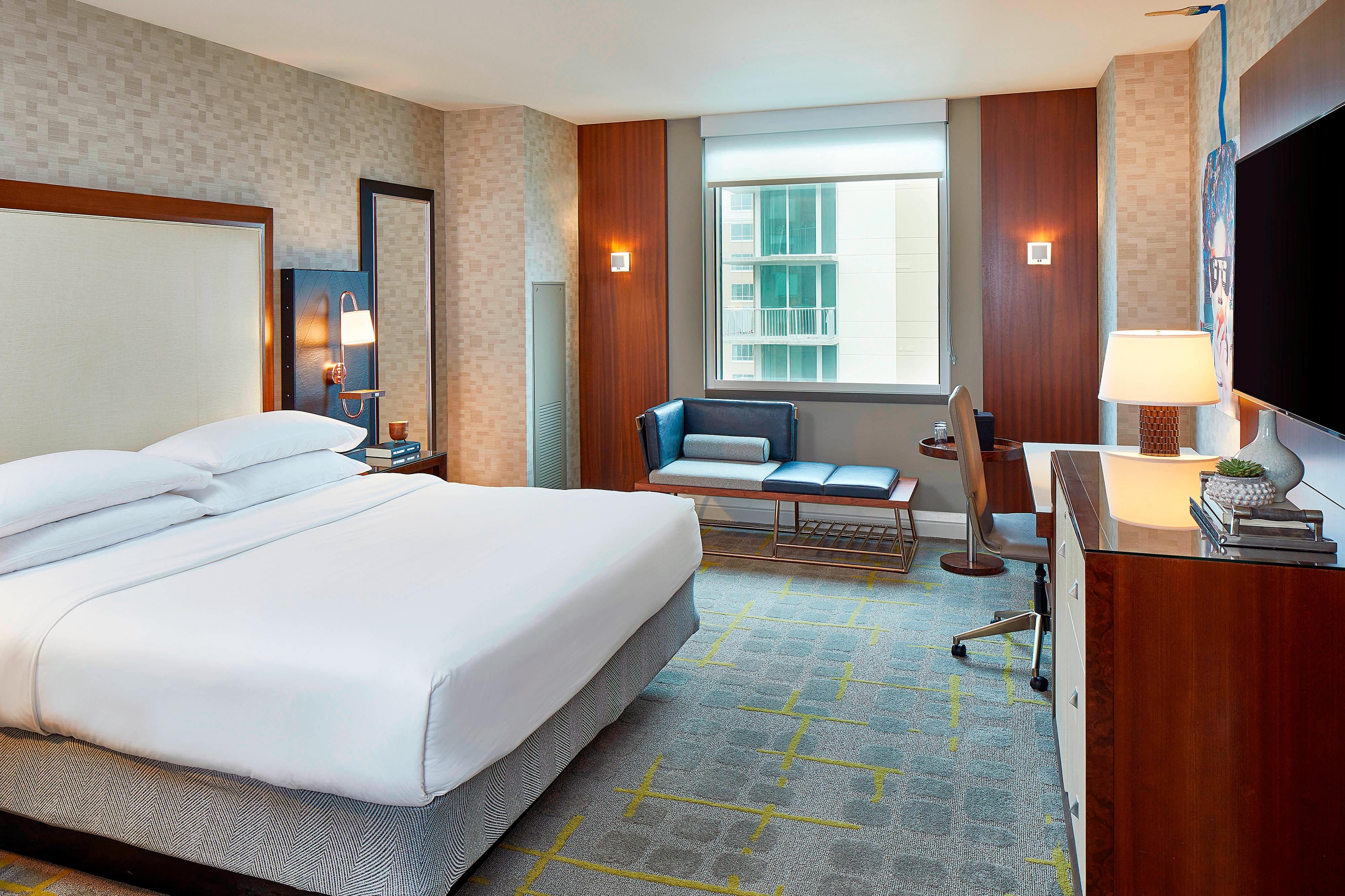 Renaissance Atlanta Midtown Hotel特大床房