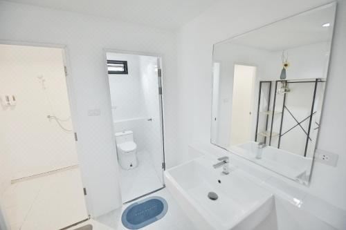 merry house Bangsaen Three-Bedroom Holiday Home With Pool Access