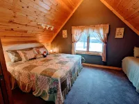 Cozy Lakefront Log Home. Hot Tub, Kayak, Yard Toys, Game Room. Pontoon for Rent.