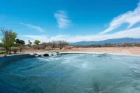 Luxury Stargazing Container Near Sedona • Hot Tub & Desert Views