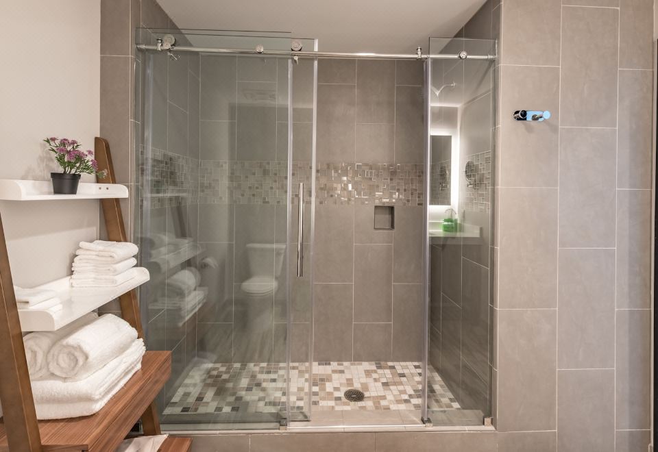 Lexen Hotel - North Hollywood Near Universal StudiosDeluxe King Room with Balcony