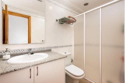 带阳台的两卧室公寓