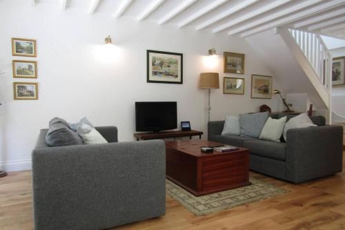 Lovely Spacious Cottage Near the Coast Two-Bedroom House