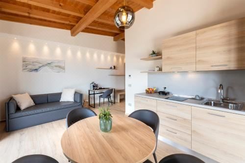 带湖景露台和按摩浴缸的顶层公寓