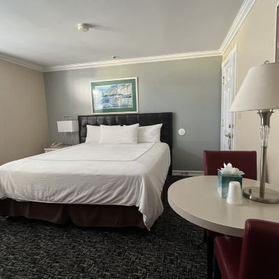 Deluxe King Room Glenmore Plaza Hotel Promo Code