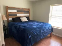 PERFECTLY CUTE COUNTRY BARDOMINIUM ON 11 ACRES Hoteles en Condado de Grimes