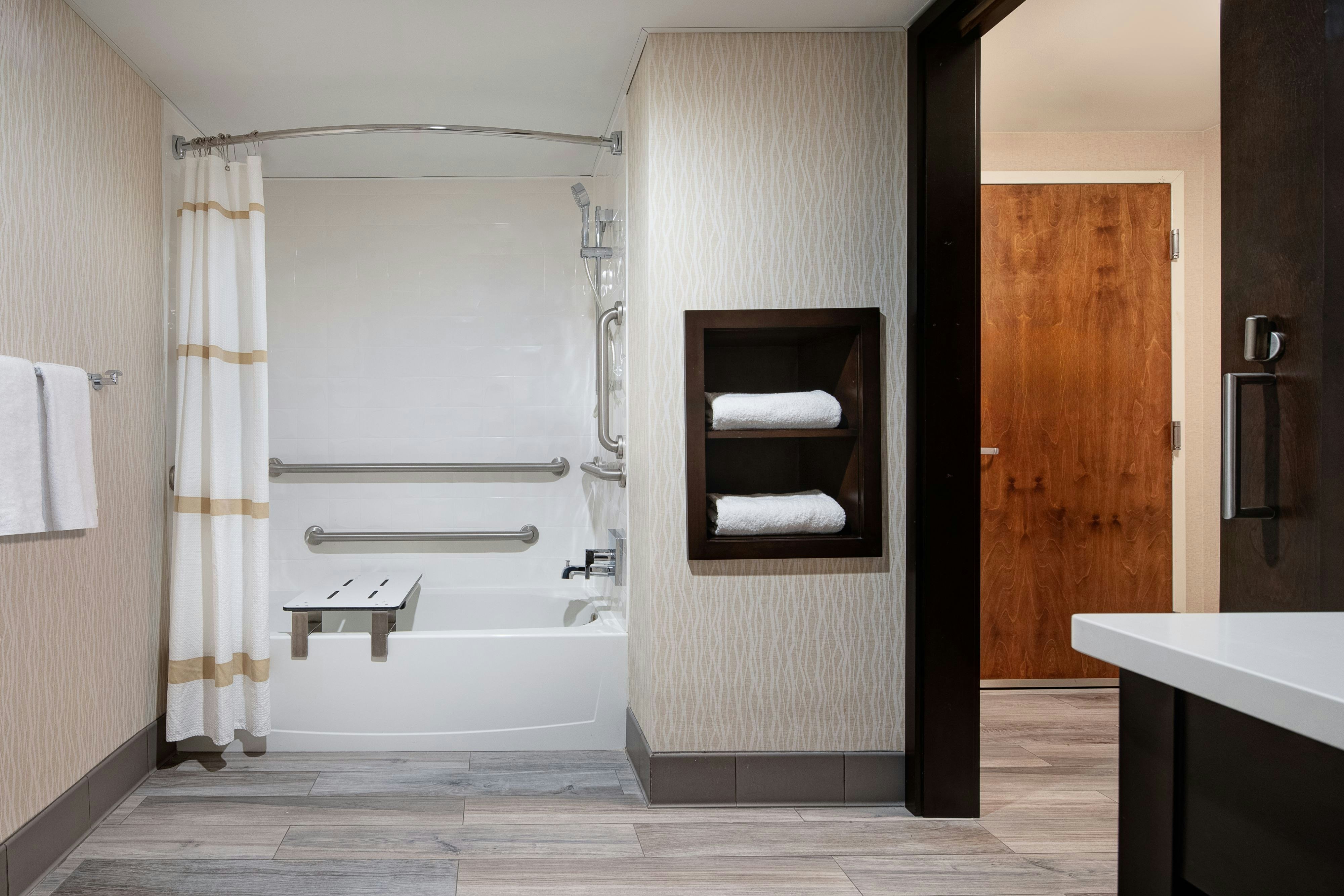 行政客房，1张特大床，梳化床，东塔楼