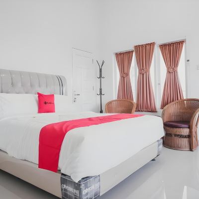 Bilik Kembar Kupon RedDoorz Syariah near Arafah Hospital Jambi