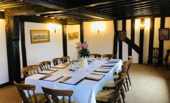 Brook Red Lion Hotel - Housity