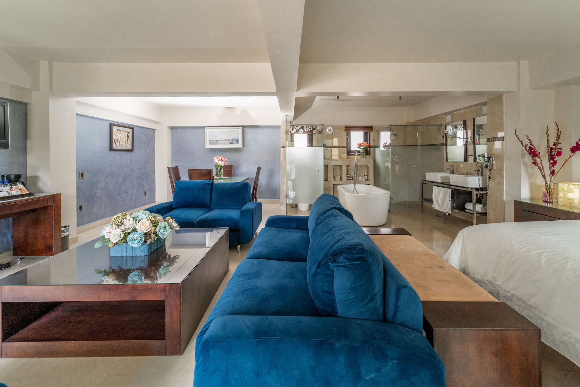 豪华特大床一室套房