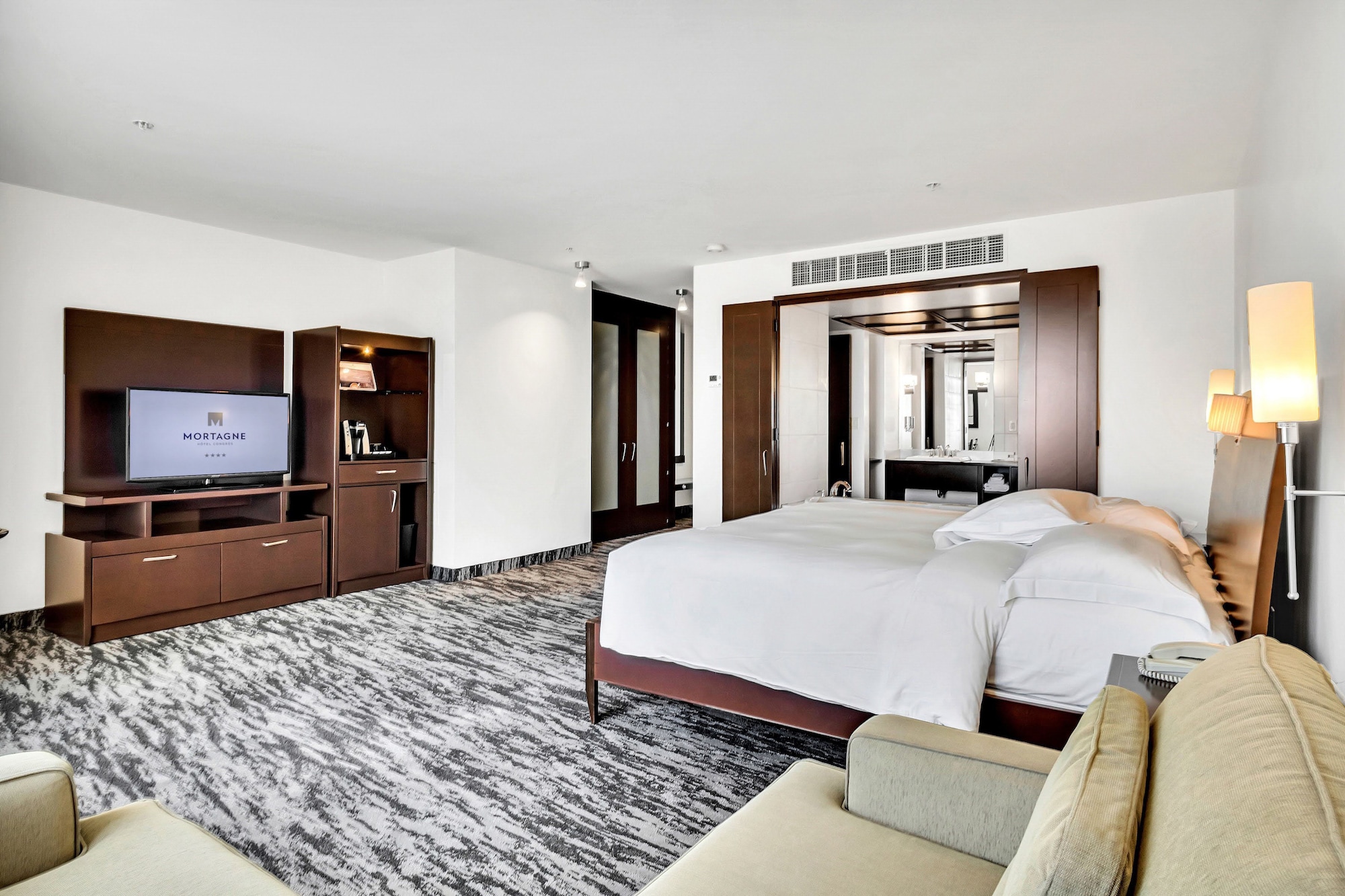 客房， 1 张特大床， 按摩浴缸