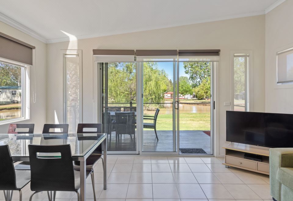 豪华湖畔三卧室小屋