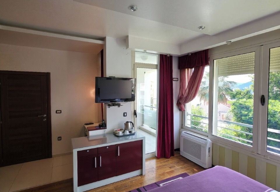 豪华一室公寓，1张特大床，带阳台，可看部分海景