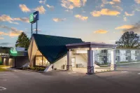Wingate by Wyndham Geneva at Spire Academy Hotele w: 